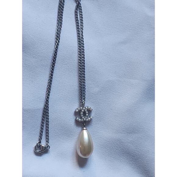 US BASED Authentic Vintage Chanel CC Faux Pearl Drop Pendant Necklace - Picture 5 of 10